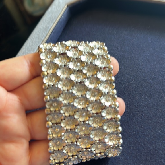 NWT Stunning Wrist cuff done in a silver finish with delicate flowers & crystal - Picture 11 of 13